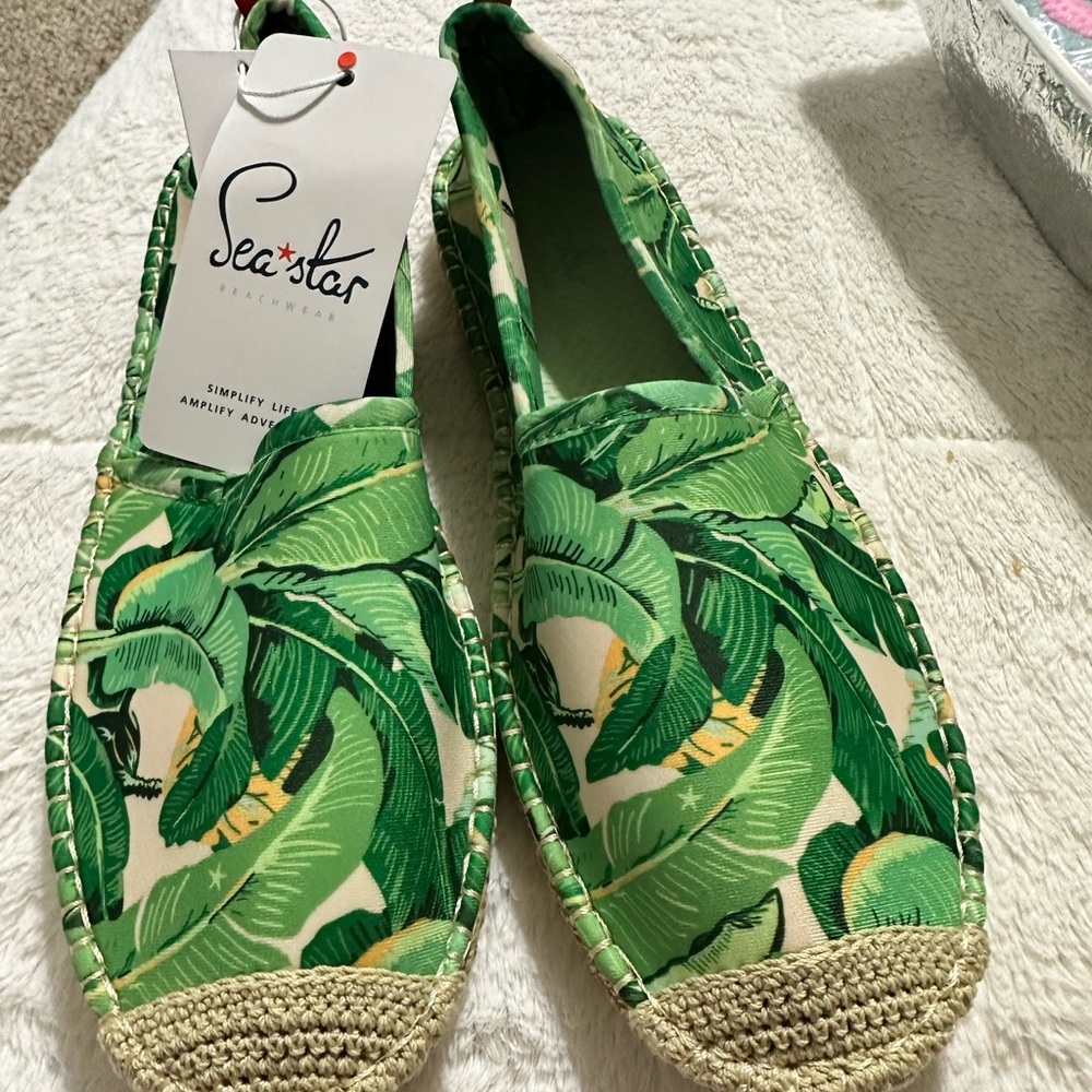 men’s 8, so I think a women’s 9.5! Bought for a cruise, never wore! Neoprene!